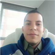 Economísta ofrece clases a personas buscando orientación financiera